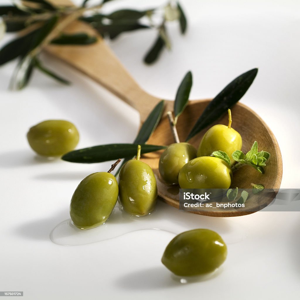 Azeitonas Verdes e Concha de Madeira - Royalty-free Azeitona Foto de stock