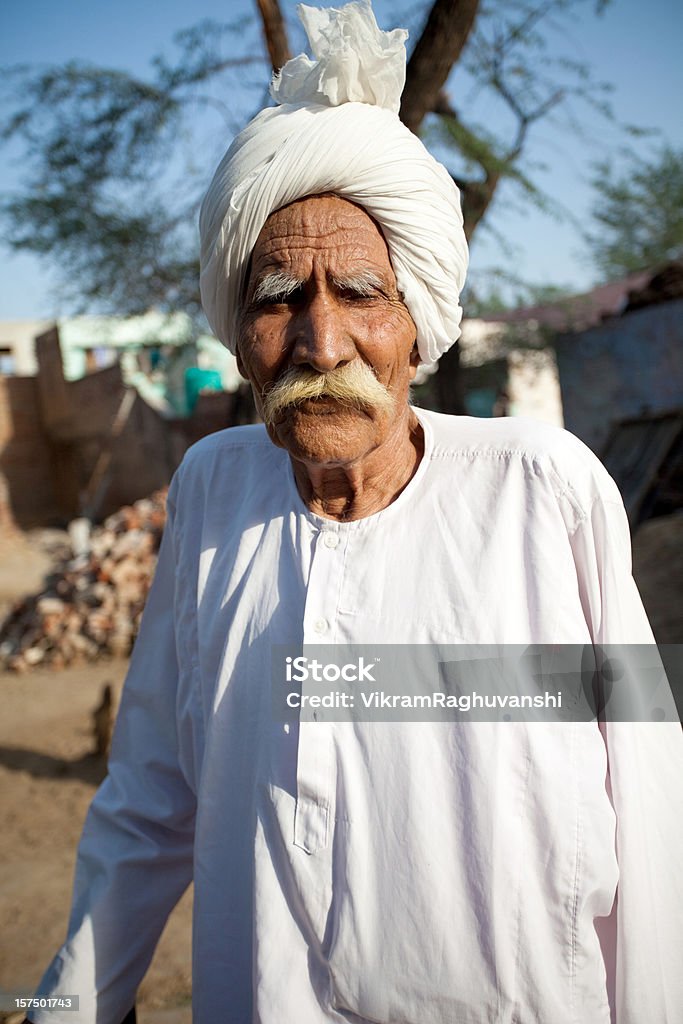 Rurale Senior nonno uomo Turbante indiano villaggio di luce naturale - Foto stock royalty-free di 80-89 anni