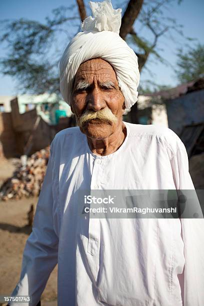 Rurale Senior Nonno Uomo Turbante Indiano Villaggio Di Luce Naturale - Fotografie stock e altre immagini di 80-89 anni