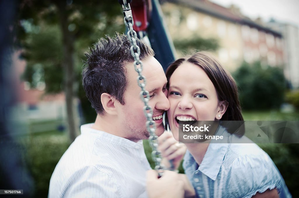 Casal feliz em um balanço - Foto de stock de 20 Anos royalty-free