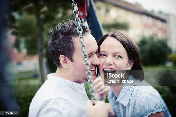 Foto de Casal Feliz Em Um Balanço e mais fotos de stock de 20 Anos - 20 Anos, 20-24 Anos, 25-30 Anos