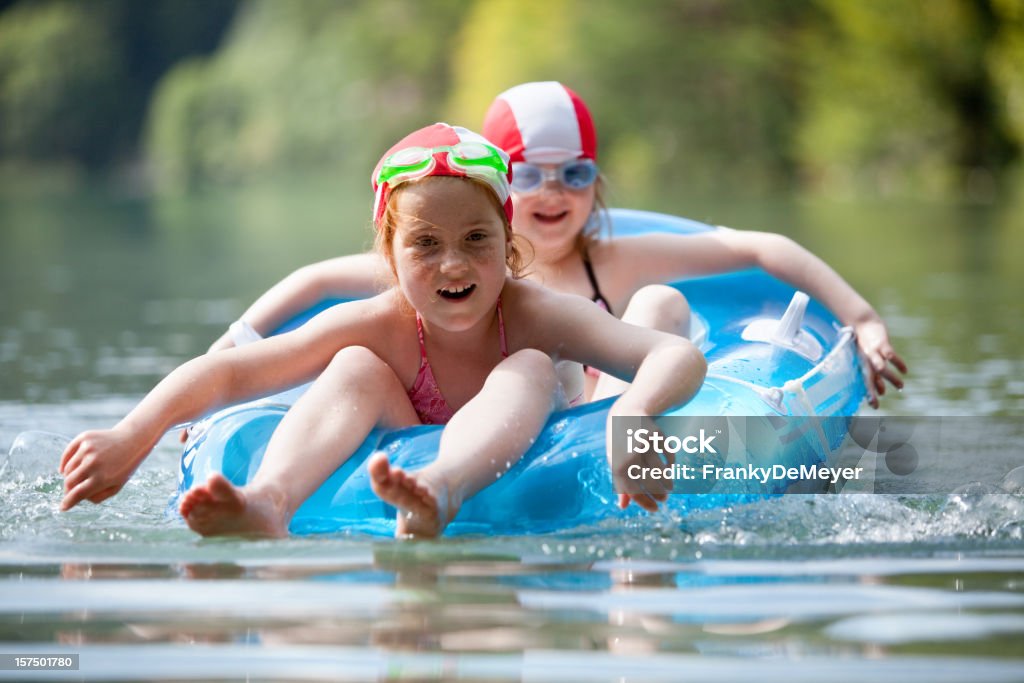 Deux filles dans un caoutchouc Dériveur - Photo de Divertissement - Plaisir libre de droits