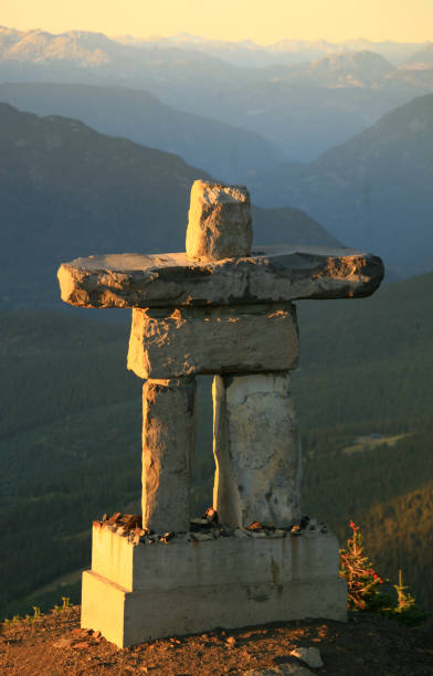 whistler inukshuk - canadian culture inukshuk mountain whistler photos et images de collection