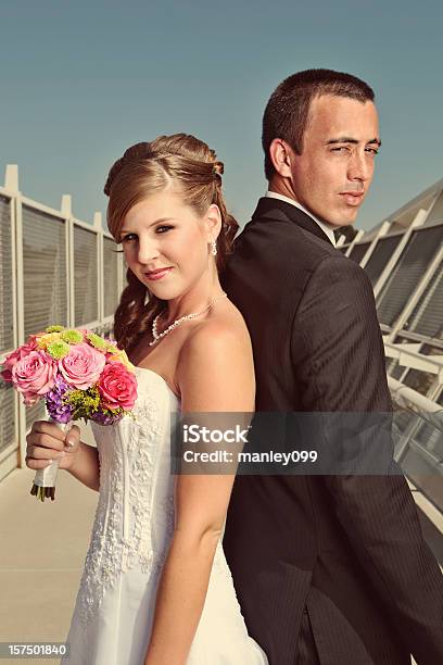 Spion Bräutigam Und Braut Stockfoto und mehr Bilder von Altertümlich - Altertümlich, Anzug, Blick in die Kamera