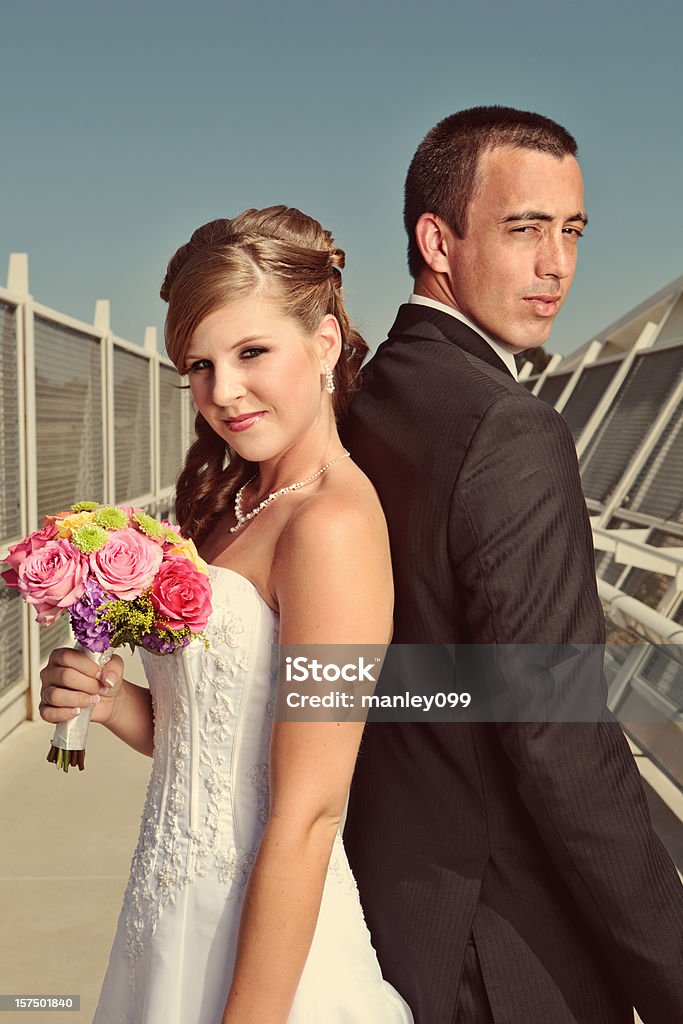 Spia lo sposo e la sposa - Foto stock royalty-free di Abbigliamento formale