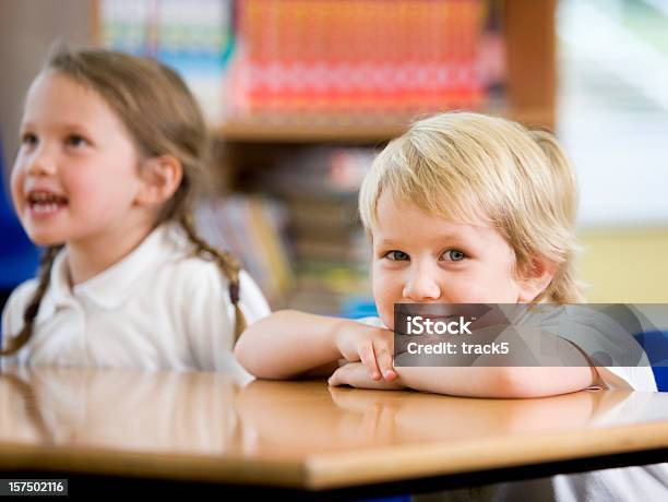 Primary School Blickkontakt Von Ein Glücklich Schoolboy In Class Stockfoto und mehr Bilder von 4-5 Jahre