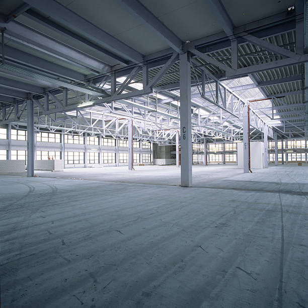 vazio novo salão de fábrica - blue construction built structure indoors - fotografias e filmes do acervo