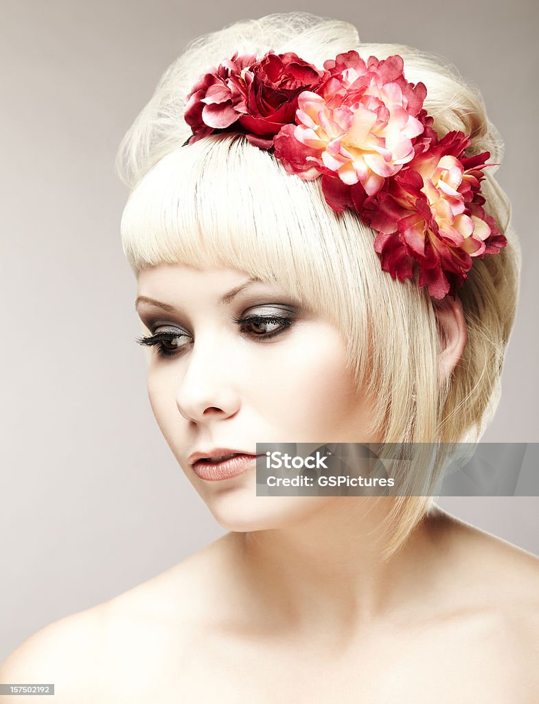 若い女性の髪に花のオーナメント - 1人のロイヤリティフリーストックフォト