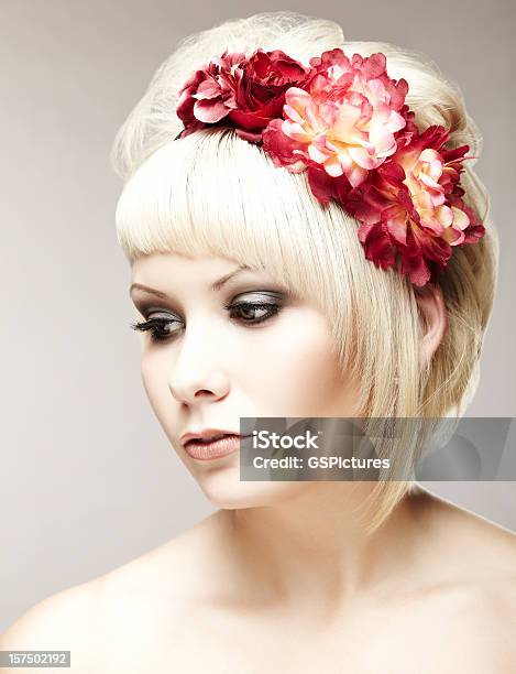 Jovem Mulher Com Cabelo Floral Emblema De - Fotografias de stock e mais imagens de 20-29 Anos - 20-29 Anos, Acessório, Acessório de Cabelo