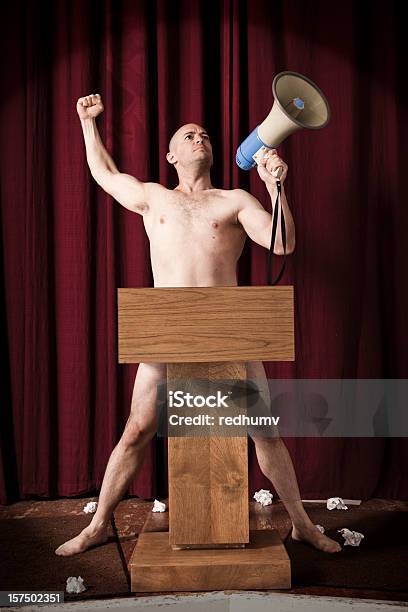 Homem Nu Em Fase - Fotografias de stock e mais imagens de Comediante - Comediante, Palco, Adulto