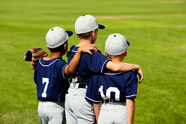 giocatori di baseball - gara sportiva giovanile foto e immagini stock