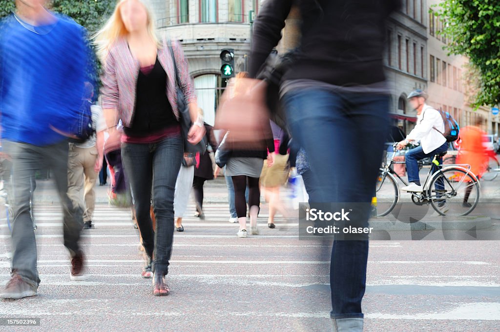 Человек, пересекающих улицу в Стокгольме, Швеция - Стоковые фото Женщины роялти-фри