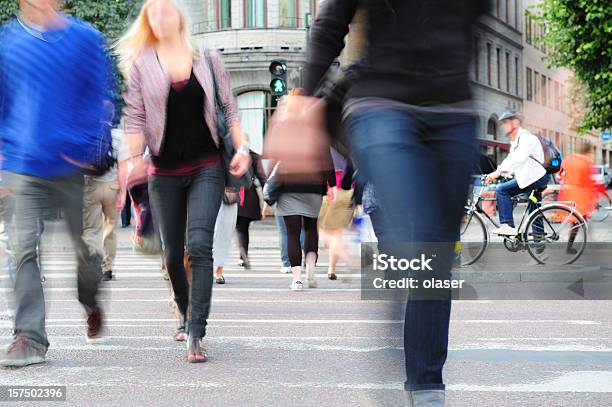 Человек Пересекающих Улицу В Стокгольме Швеция — стоковые фотографии и другие картинки Женщины - Женщины, Не в фокусе, Размытое движение