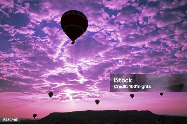Foto de De Ar Quente Ballons De Cappadocia e mais fotos de stock de Balão de ar quente - Balão de ar quente, Roxo, Anatólia