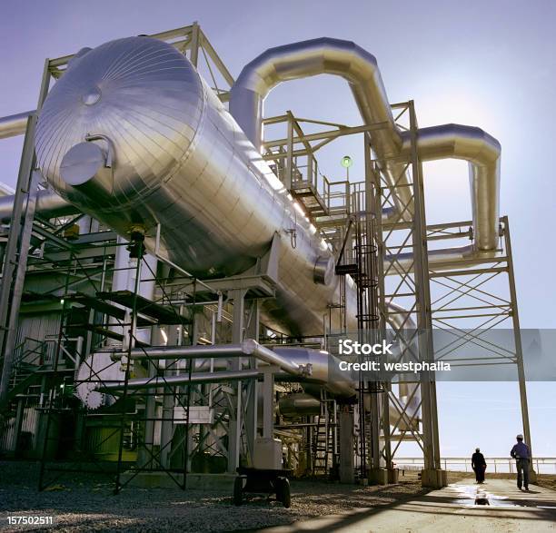 Photo libre de droit de Usine À Gaz Avec 2 Chiffres banque d'images et plus d'images libres de droit de Hommes - Hommes, Raffinerie de pétrole, Adulte