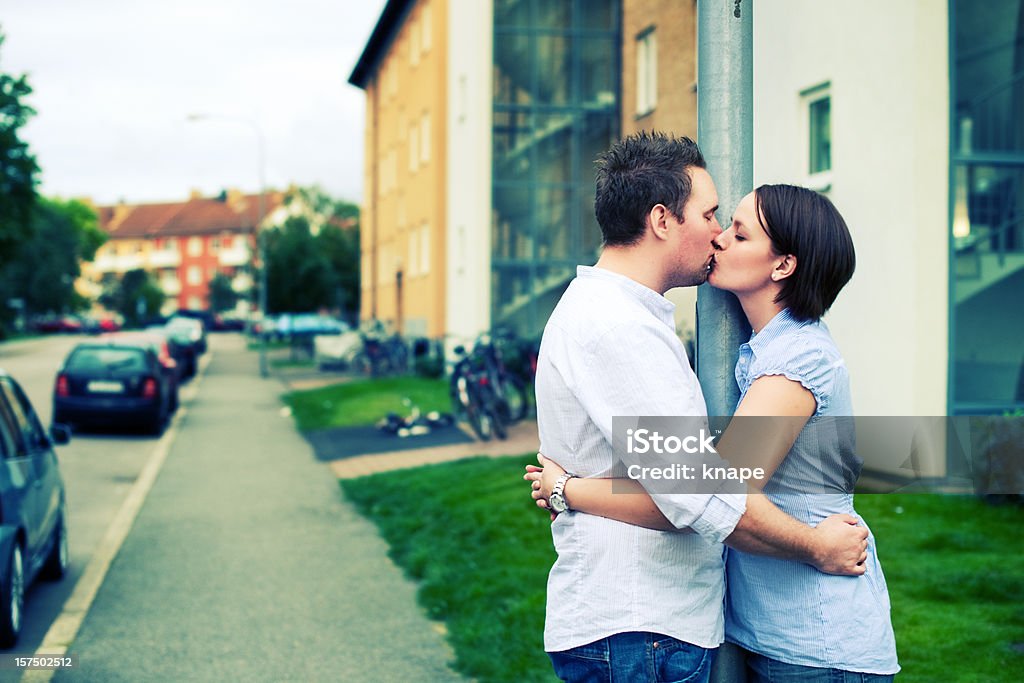 couple Embrasser - Photo de 20-24 ans libre de droits