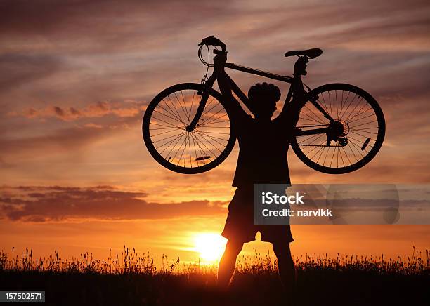 Bicyclist Наслаждаясь Его Успех — стоковые фотографии и другие картинки Байкер - Байкер, Весёлый, Вечерние сумерки