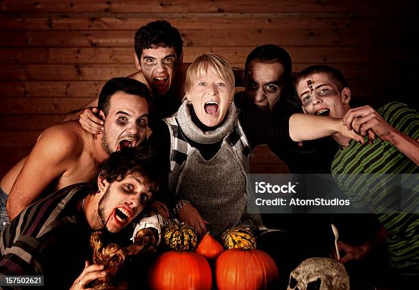 Estremécete De Miedo Con Zombies Mujer Comiendo Foto de stock y más banco de imágenes de Adulto - Adulto, Calabaza gigante, Color - Tipo de imagen