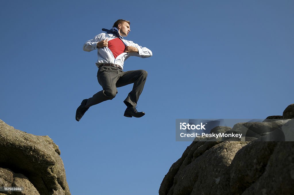 Супергерой бизнесмен, совершая огромные прыжки в небе - Стоковые фото Летать роялти-фри