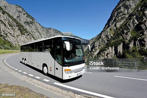 青い空白いバスalpes クロス - 長距離バスのストックフォトや画像を多数ご用意 - 長距離バス, 観光バス, バス