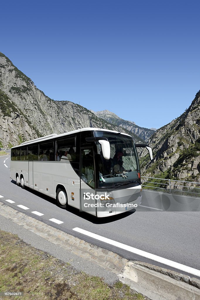 Błękitne niebo nad biały Autobus przejść na Alpy - Zbiór zdjęć royalty-free (Autobus)