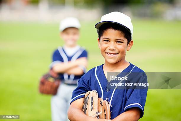 Pequenos Jogadores De Beisebol - Fotografias de stock e mais imagens de Criança - Criança, Basebol, Equipa de basebol