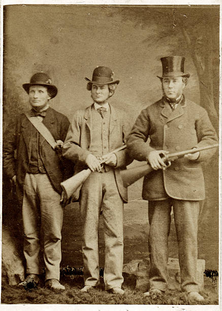 la caza de estilo victoriano de hombres con pistolas - historia fotos fotografías e imágenes de stock