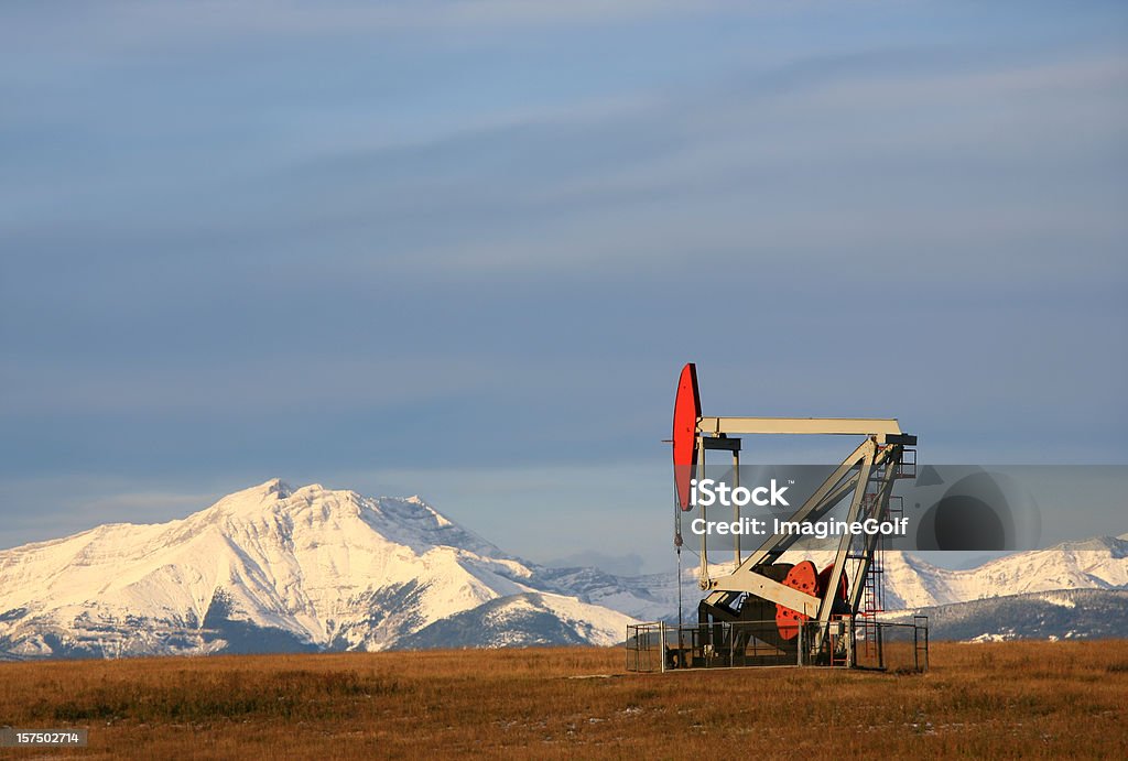 Rosso Pumpjack in Alberta - Foto stock royalty-free di Montagne Rocciose