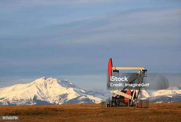 Rosso Pumpjack In Alberta - Fotografie stock e altre immagini di Montagne Rocciose - Montagne Rocciose, Pompa di estrazione petrolifera, Acciaio
