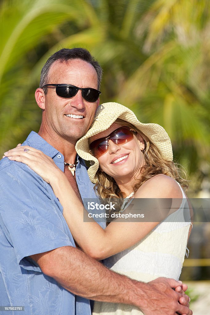 Feliz pareja de mediana edad abrazar en la playa - Foto de stock de 30-39 años libre de derechos