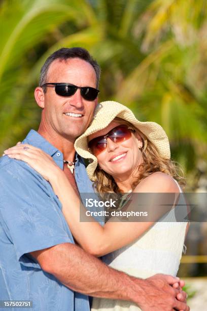 Feliz Pareja De Mediana Edad Abrazar En La Playa Foto de stock y más banco de imágenes de 30-39 años - 30-39 años, Abrazar, Actividades recreativas