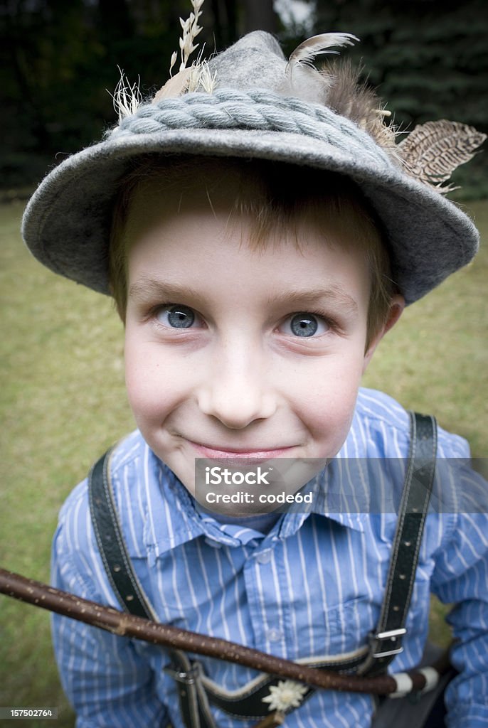 Giovane ragazzo vestito come cacciatore, indossando Cappello di feltro, fiocco, Costume tirolese - Foto stock royalty-free di Costume tradizionale