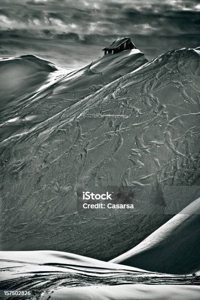 Invierno En Las Montañas Foto de stock y más banco de imágenes de Blanco y negro - Blanco y negro, Fotografía - Imágenes, Pista de esquí