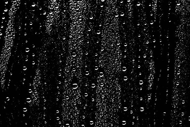 капли воды на черном фоне - condensation drop water rain стоковые фото и изображения