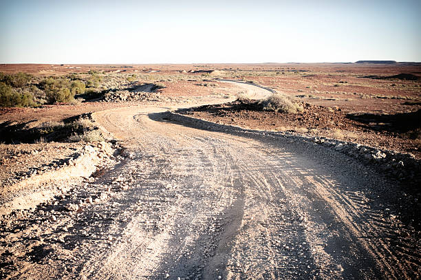 sgrossatura strada verso il futuro - dirt road road desert road gravel foto e immagini stock