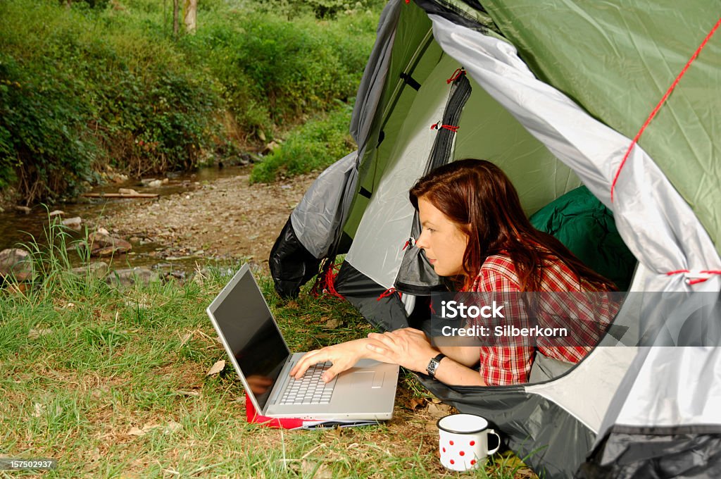 Donna con computer portatile campeggio serie - Foto stock royalty-free di Campeggiare