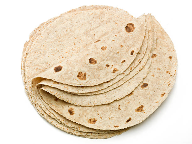 menge weizenvollkorn mehl mexikanische tortillas - tortillas stock-fotos und bilder