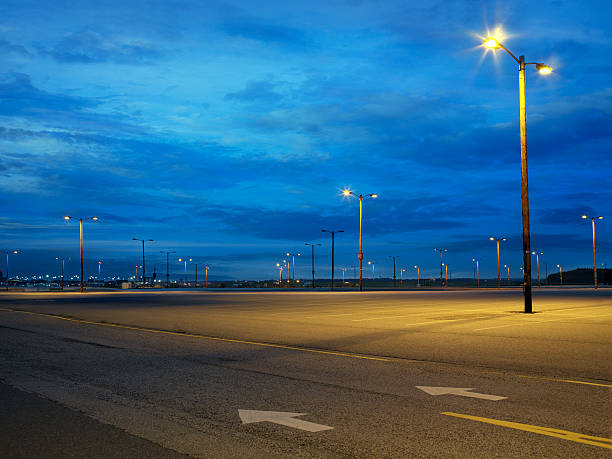 vazio parque de estacionamento no anoitecer - street light parking lot night lot imagens e fotografias de stock