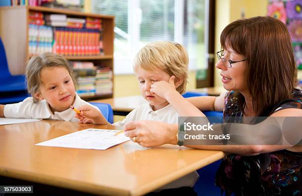 Scuola Primaria Insegnare Ai Bambini - Fotografie stock e altre immagini di 4-5 anni - 4-5 anni, Adulto, Adulto in età matura