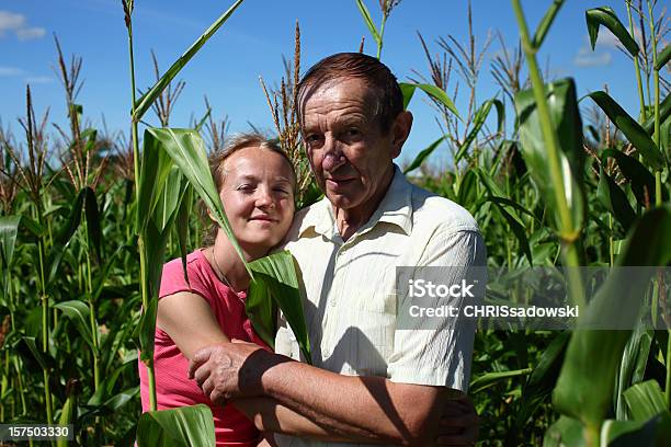 Hija De Padre Holding Foto de stock y más banco de imágenes de Agricultura - Agricultura, Escena rural, Familia