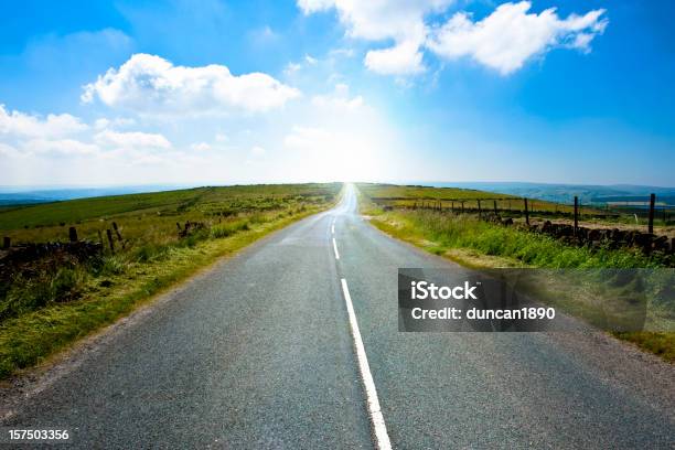 Photo libre de droit de Sinueuse Route De Campagne Au Yorkshire En Angleterre banque d'images et plus d'images libres de droit de Route