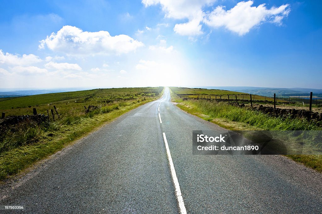 Sinuosa Country Road Yorkshire, Inglaterra. - Foto de stock de Estrada royalty-free