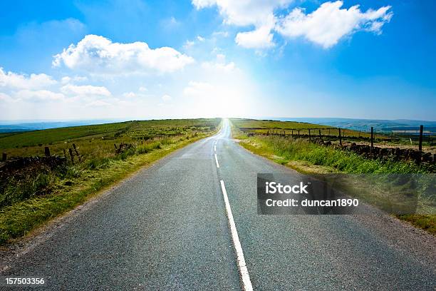 Foto de Sinuosa Country Road Yorkshire Inglaterra e mais fotos de stock de Estrada - Estrada, Verão, Azul