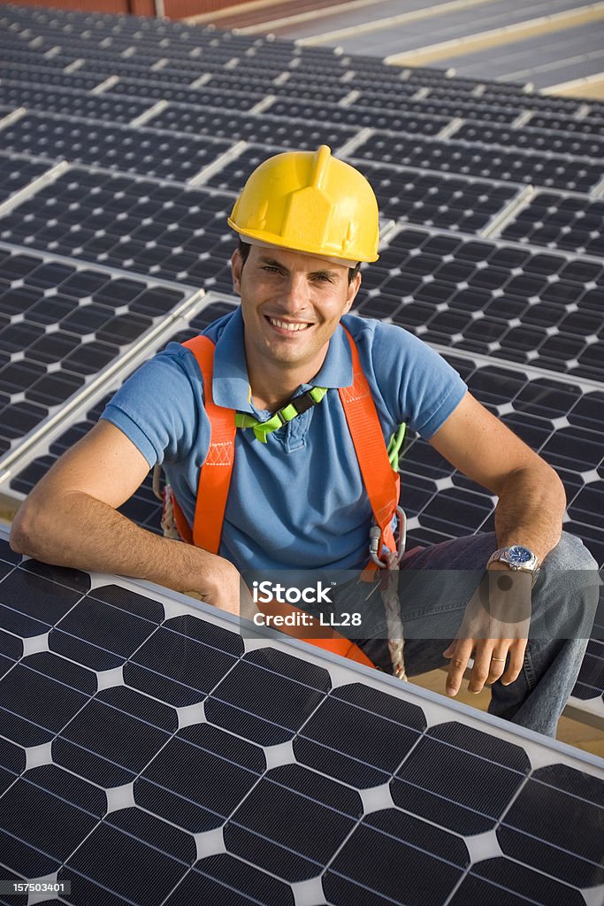 Trabalhar em um fotovoltaica farm - Royalty-free Adulto Foto de stock