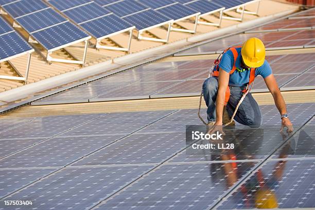 Supervisar Un Instalation Fotovoltaicos Foto de stock y más banco de imágenes de Panel Solar - Panel Solar, Energía solar, Instalar