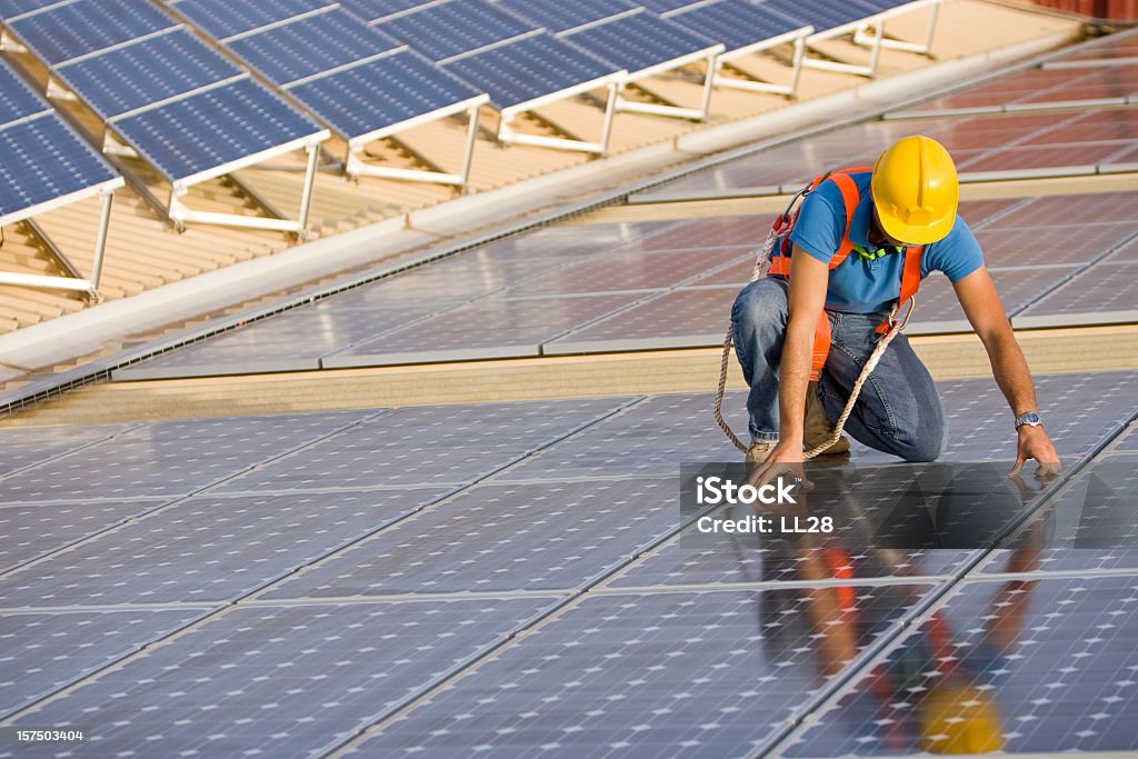 Supervisionare un fotovoltaici l'installazione. - Foto stock royalty-free di Pannello solare