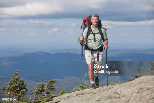 Uomo Escursioni In Cima Alla Montagna - Fotografie stock e altre immagini di 55-59 anni - 55-59 anni, Adulto, Adulto in età matura