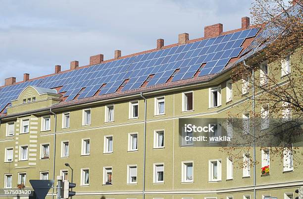 Solar House Wohnungsolarpanels Auf House Sparrow Stockfoto und mehr Bilder von Sonnenkollektor - Sonnenkollektor, Wohnung, Solarkraftwerk