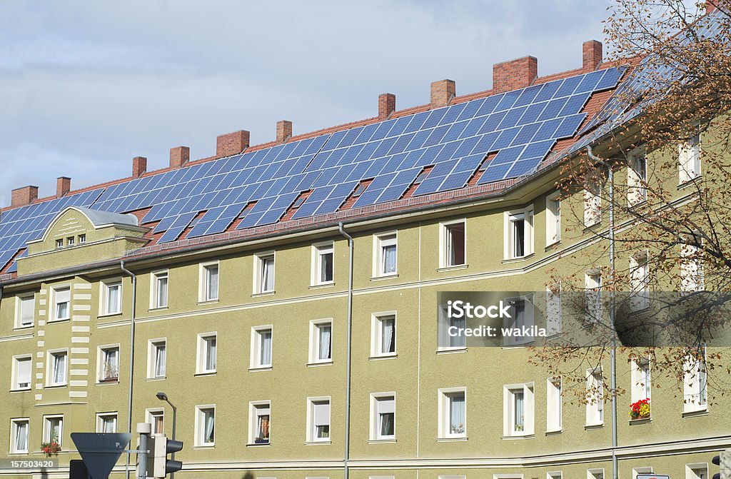 ソラールハウスコンドミニアム-Solarpanels auf Mietshaus - ソーラーパネルのロイヤリティフリーストックフォト