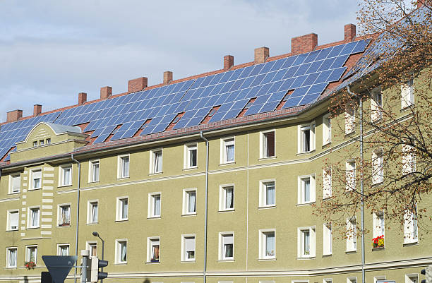 ソラールハウスコンドミニアム-solarpanels auf mietshaus - alternative engery ストックフォトと画像